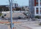 Homem escapa de míssil iraniano ao caminhar por rua em Israel;