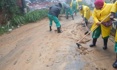 Petrópolis tem ruas submersas, escolas e comércio fechados após forte temporal
