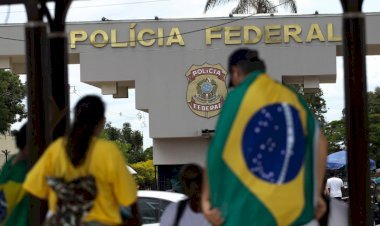 Bolsonaro faz perícia na PF para avaliar cirurgia de urgência