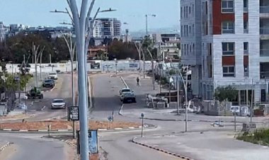 Homem escapa de míssil iraniano ao caminhar por rua em Israel;