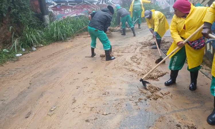 Petrópolis tem ruas submersas, escolas e comércio fechados após forte temporal