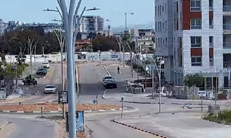 Homem escapa de míssil iraniano ao caminhar por rua em Israel;