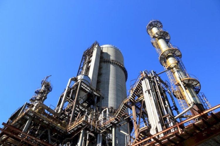 Reação química em limpeza de refinaria mata 2 e fere outros 19 nos EUA