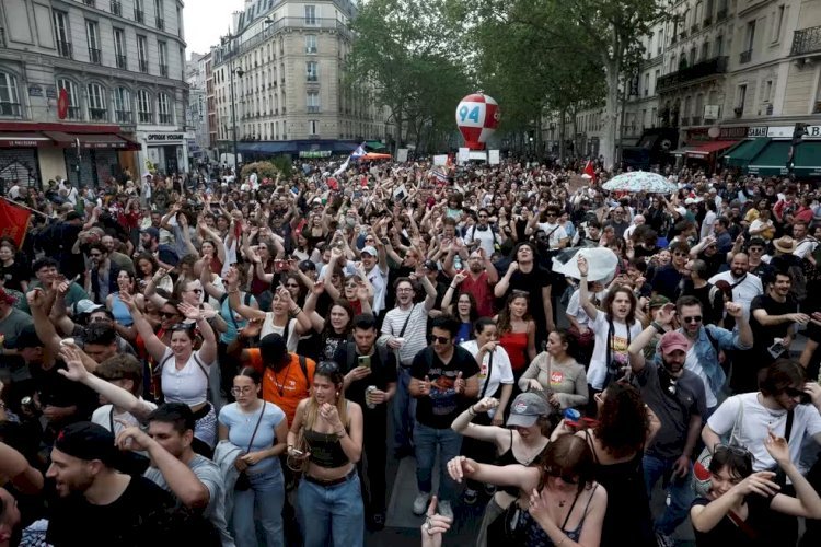 Manifestantes entram em confronto com a polícia durante marcha sindical do Dia do Trabalho em Paris